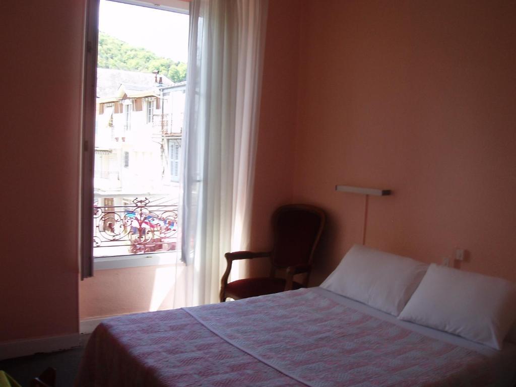 Hotel Le Commerce Bagnères-de-Bigorre Chambre photo